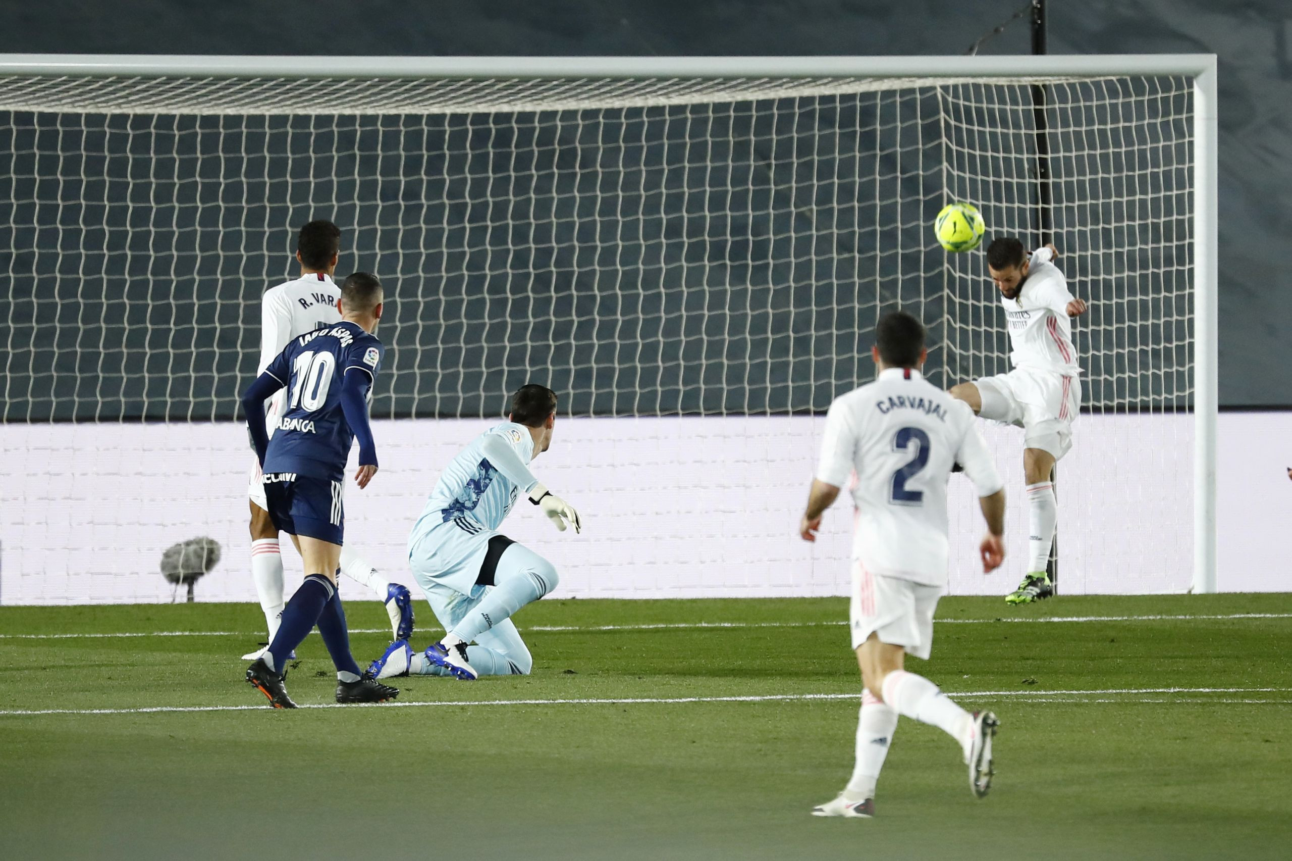 Nacho salva el primer remate del partido de Iago Aspas. En la jugada siguiente el Madrid se adelantaría y en la segunda parte, el defensa lesionaría al moañés.