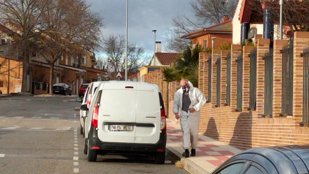 Un trabajador sale de la residencia de Illescas con un EPI.