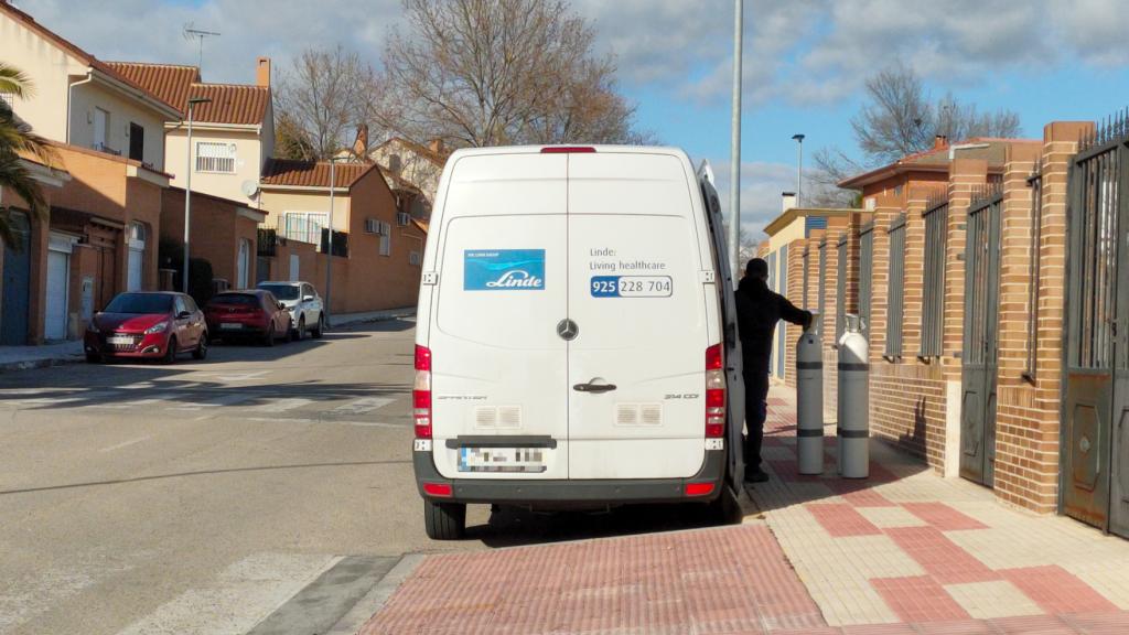 Un trabajador descarga bombonas para la residencia de Illescas.