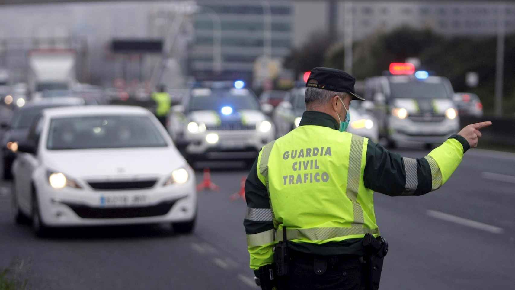 Un control de movilidad de la Guarida Civil en La Coruña.