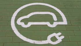 Imagen de una plaza de aparcamiento reservada a coches eléctricos.