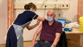 Brian Pinker, un británico de 82 años, es el primer vacunado del mundo con la vacuna de Oxford.