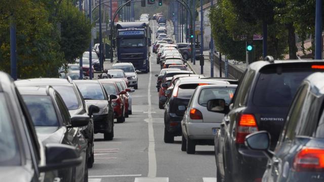 Atasco de tráfico en la salida de Santiago de Compostela.