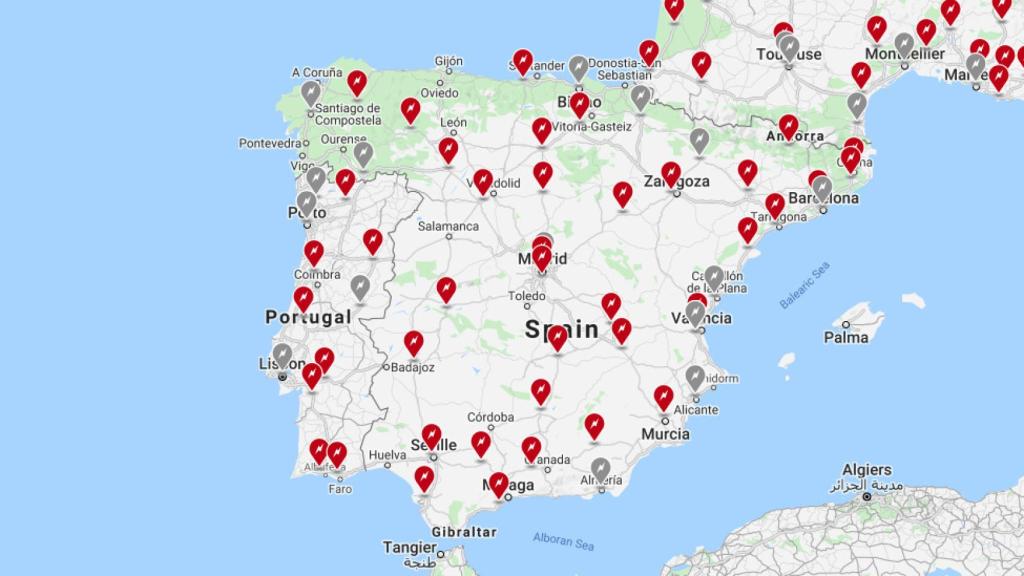 Red de superchargers de Tesla en España (En rojo se muestran los que actualmente están en funcionamiento, en gris las próximas aperturas).