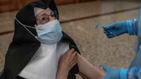 Una monja recibe la vacuna frente a la Covid-19.
