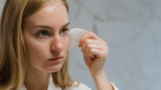 Gua Sha: así eliminarás las arrugas y la flacidez del rostro de manera rápida y eficaz.