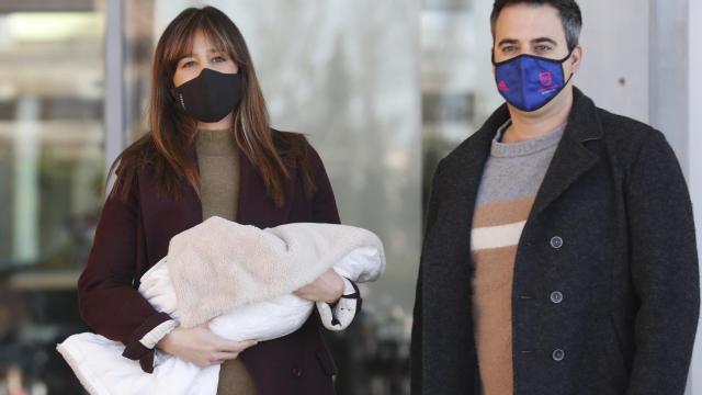 Isabel Jiménez junto a su marido a la salida del hospital.