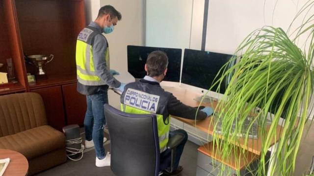 Agentes de la Policía Nacional realizando un registro. Foto: Policía Nacional