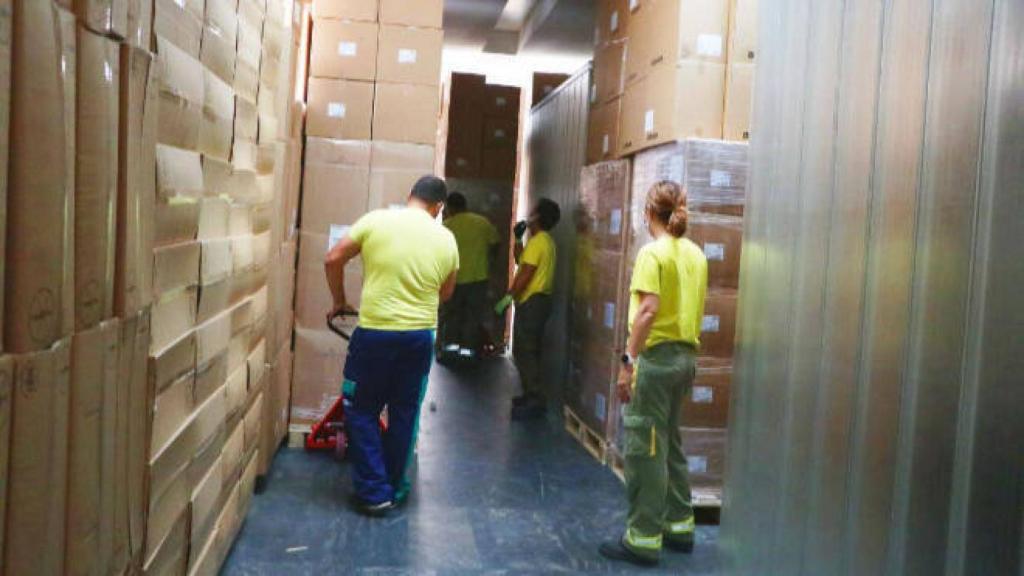 Trabajadores en un almacén. Imagen de archivo