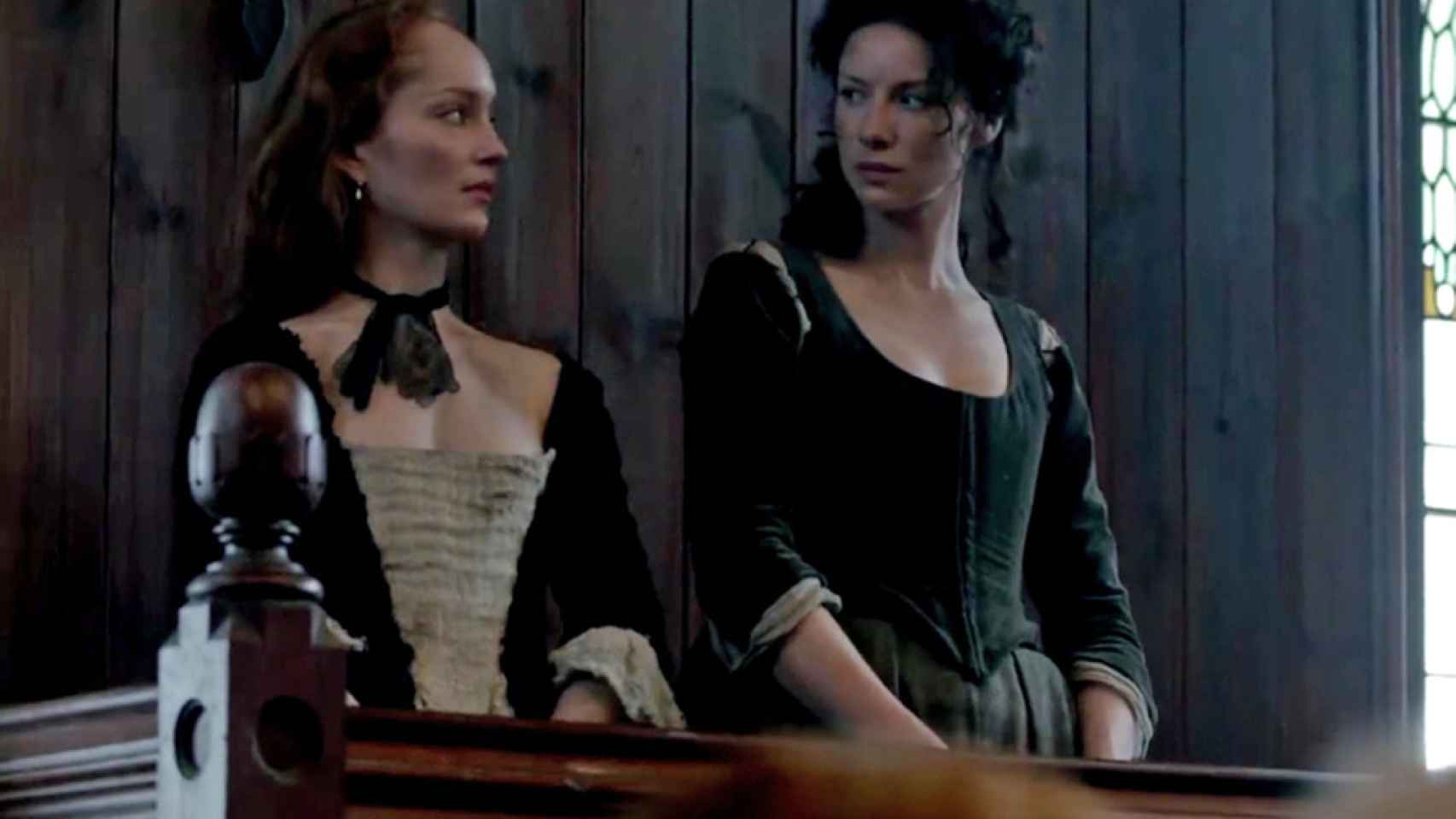 Imagen del juicio a dos brujas en la serie sobre Escocia 'Outlander'.