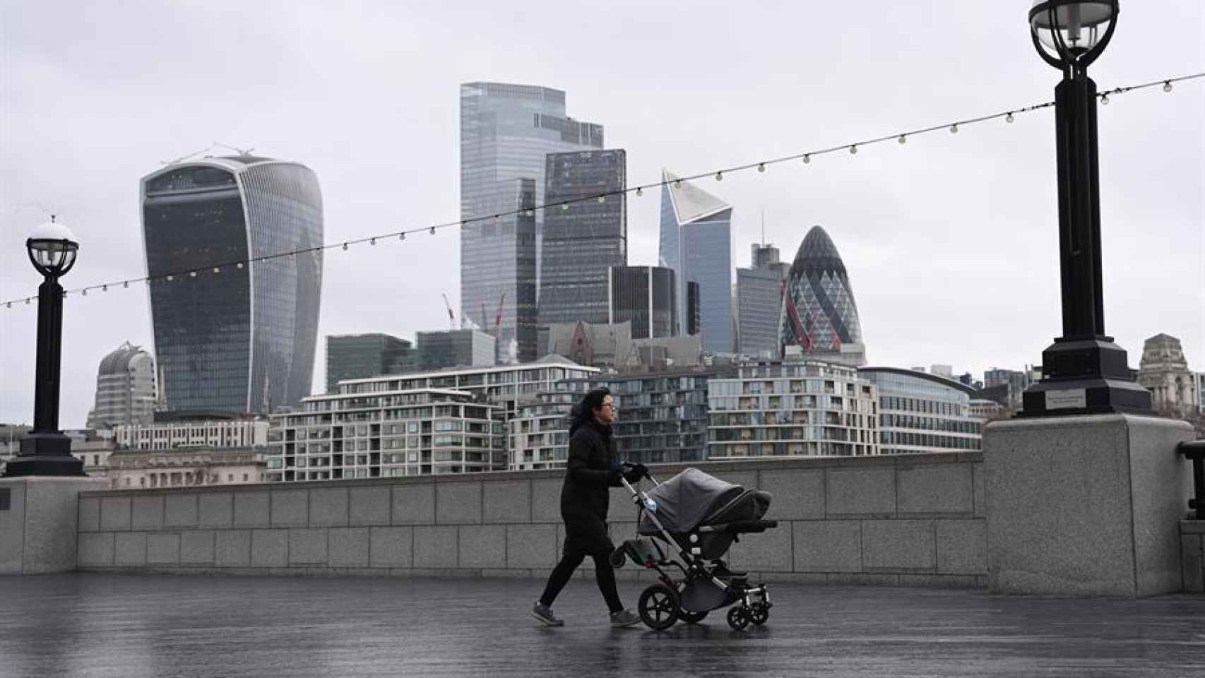 Una mujer camina por la ciudad de Londres.