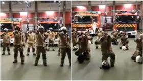 Dos momentos del vídeo de los bomberos coruñeses para apoyar a la Asociación Cáncer de Mama Metastásico.