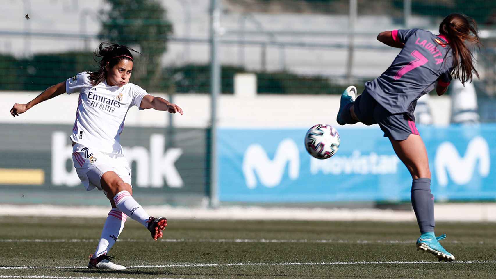 Kenti Robles poniendo un centro en un partido del Real Madrid Femenino