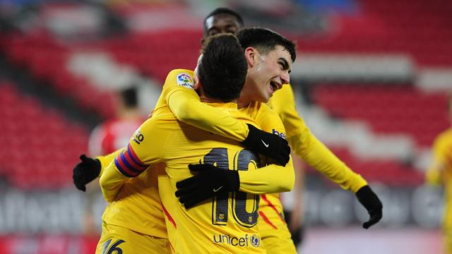 Pedri y Messi celebran el gol