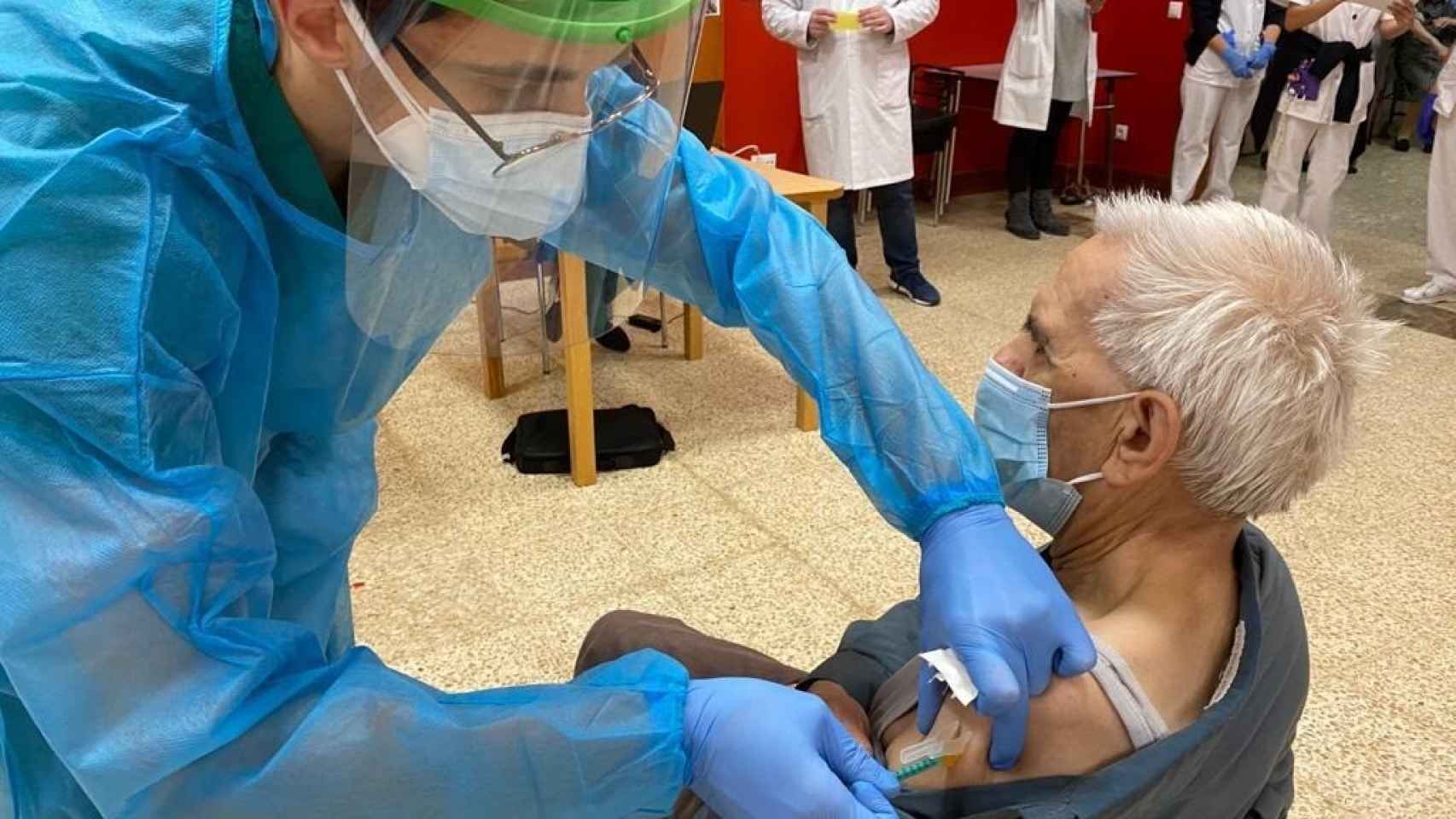 Una anciana recibe la vacuna contra la Covid-19, en Valladolid.