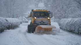 Imagen de un vehículo de mantenimiento y limpieza de carreteras retirando la nieve.
