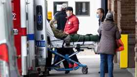 Una mujer es trasladada en ambulancia en Nueva York.