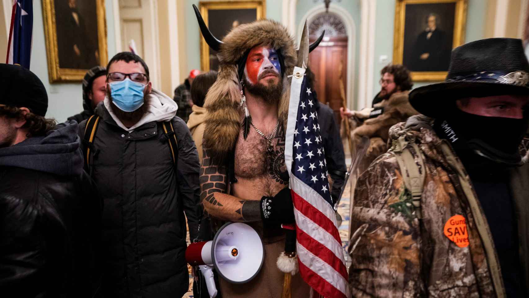Manifestantes 'pro-Trump' en el interior del Capitolio tras el asalto. EL ESPAÑOL