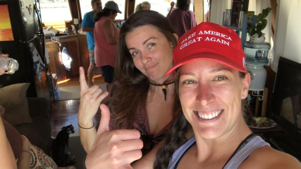 A la derecha, con gorra, Ashli Babbit, la simpatizante de Donald Trump fallecida. Twitter