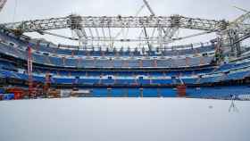 El Santiago Bernabéu, nevado, visto a ras de suelo