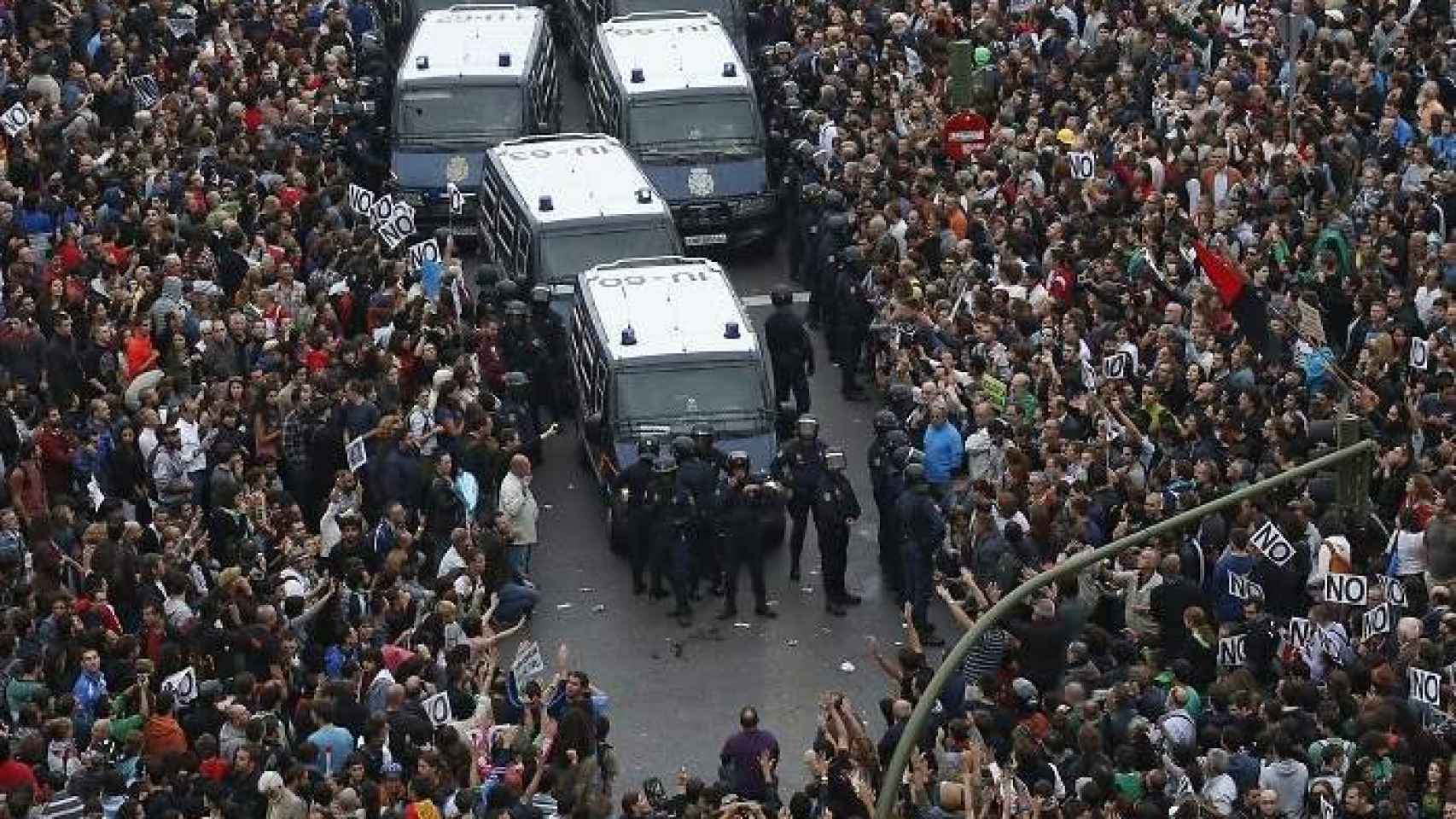 Furgonetas de la Policía dispersan a los manifestantes de Rodea el Congreso en 2012.
