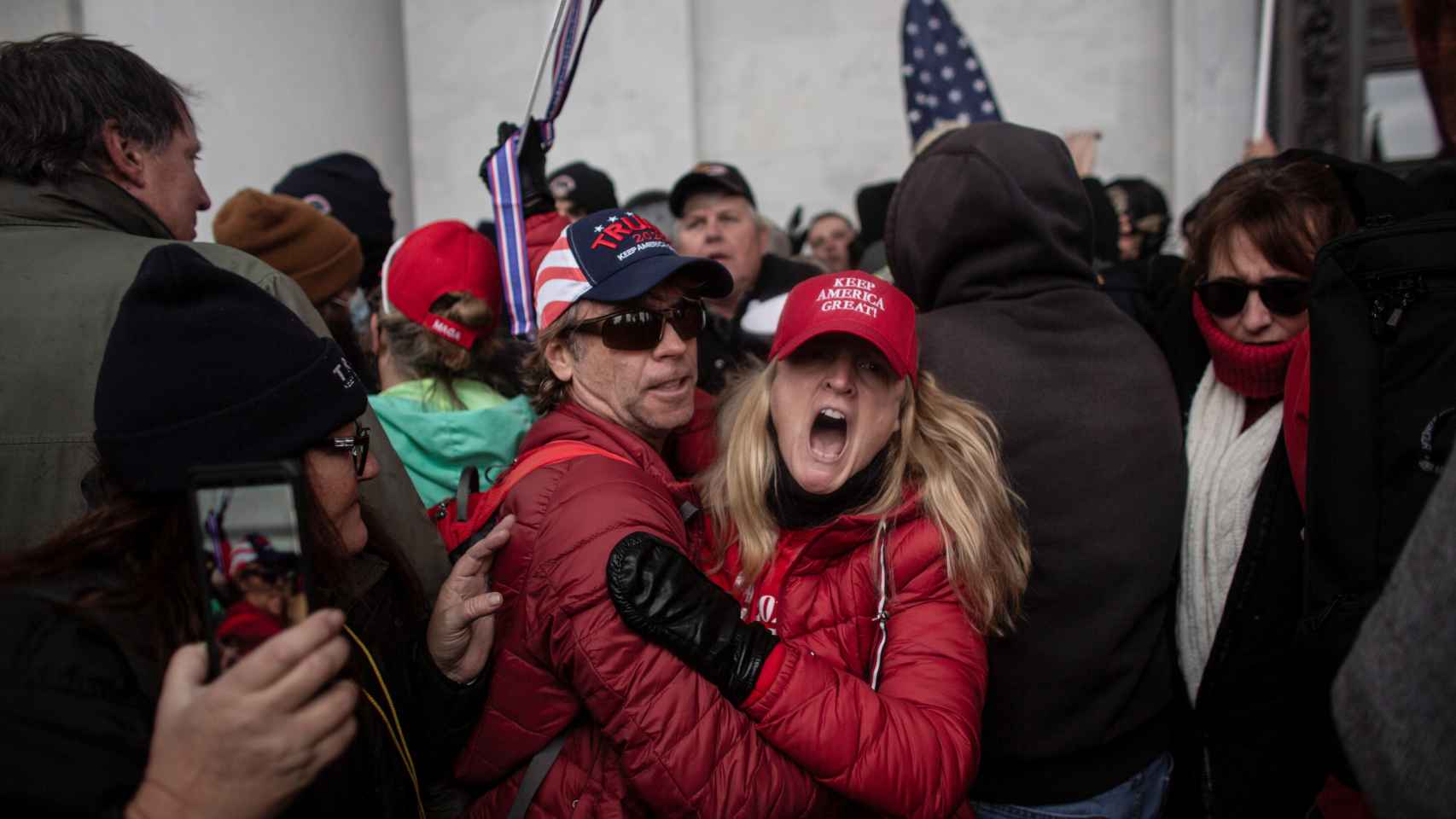 Los manifestantes chocan con miembros de las fuerzas del orden mientras los partidarios de Trump asaltan el Capitolio.