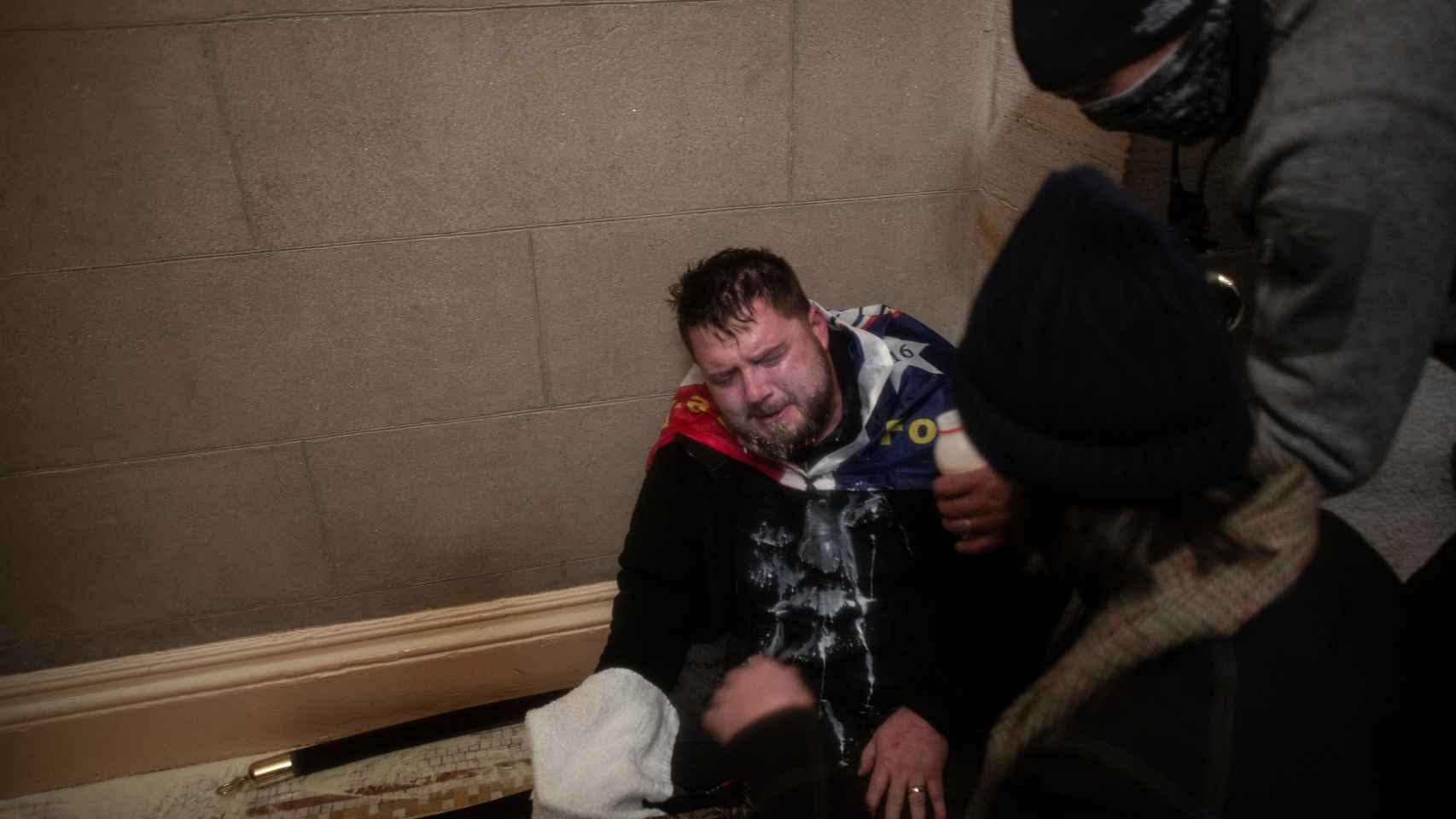 Un manifestante herido durante el asalto al Capitolio.