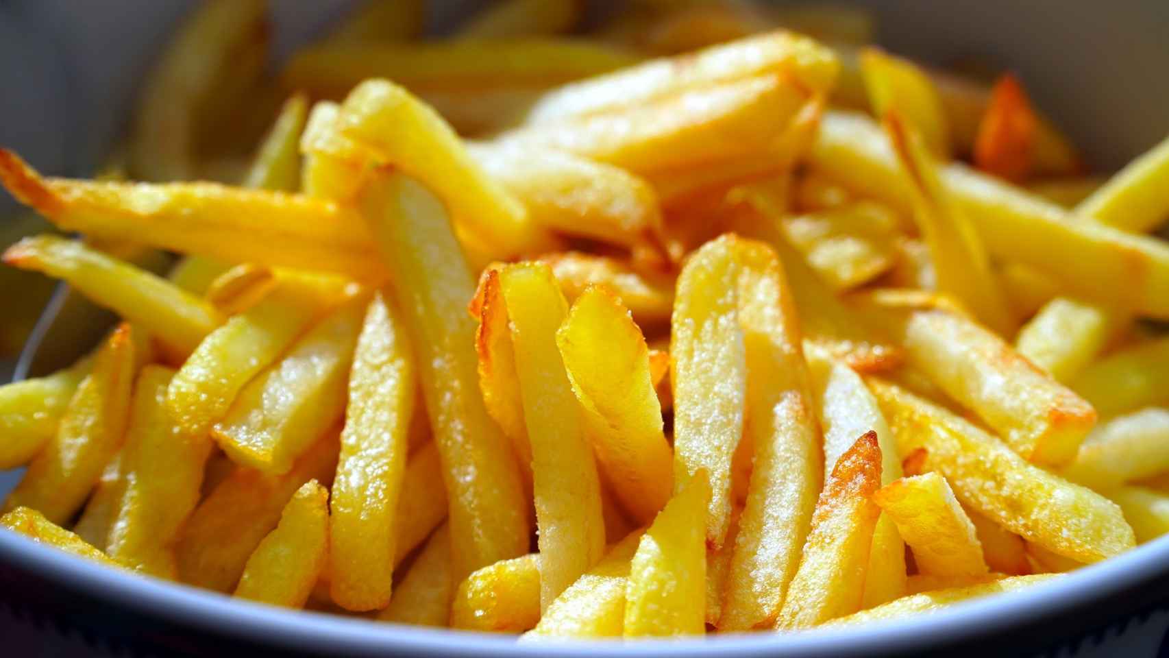 Una imagen de patatas fritas.