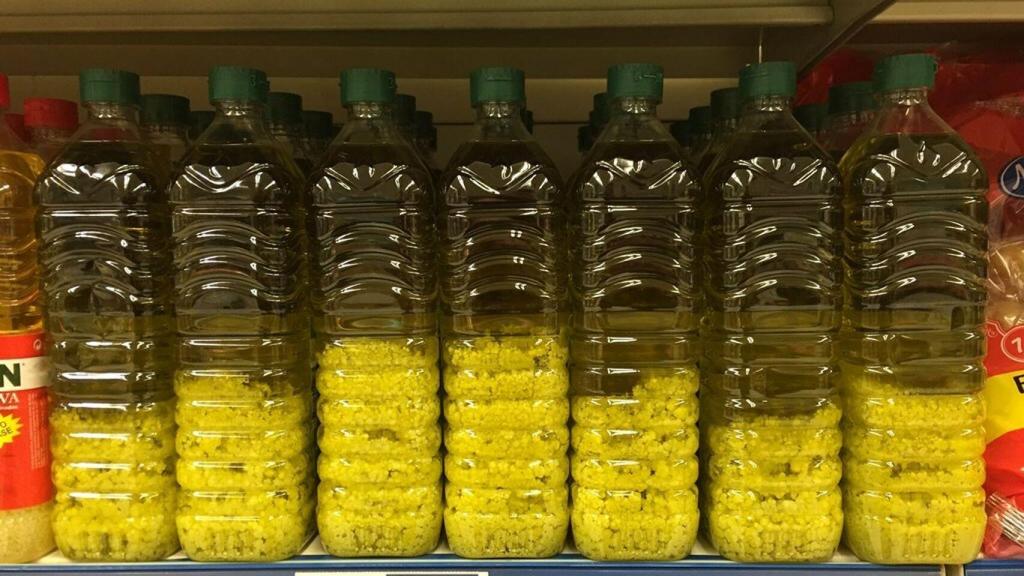 Botellas de aceite de oliva con una fracción solidificada.