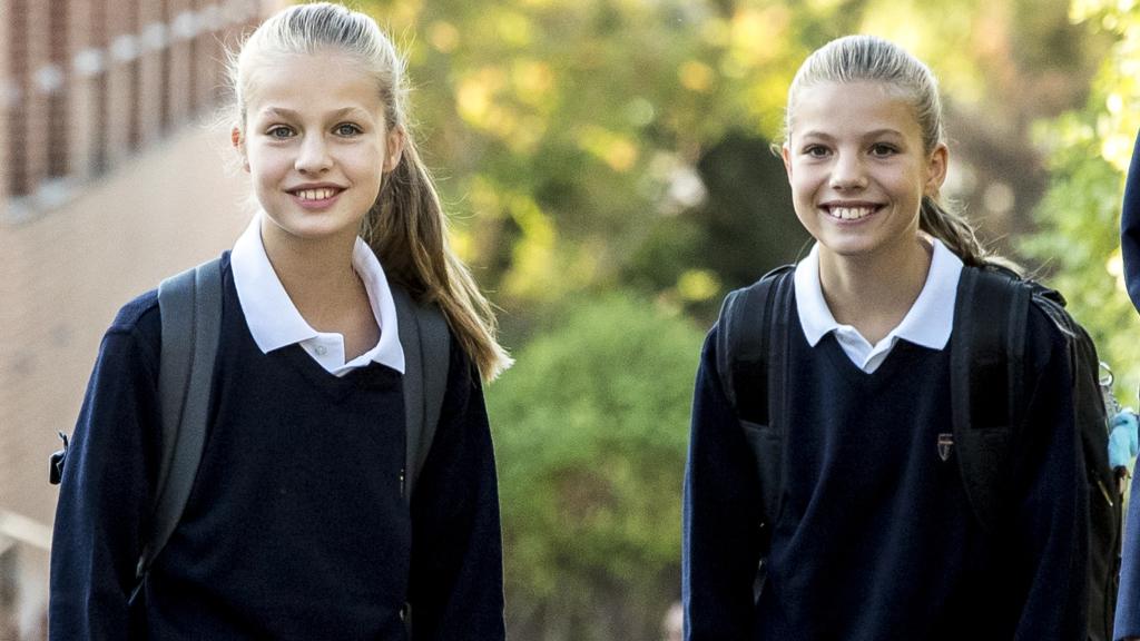 Leonor y Sofía en el colegio Santa María de los Rosales septiembre de 2019.