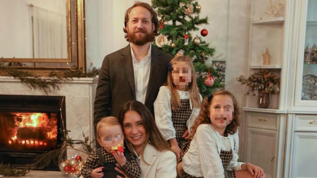 Grace Villarreal junto a su marido, Jacob Henson, y sus tres hijos.