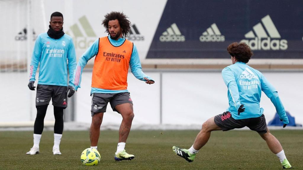 Marcelo realizando un pase