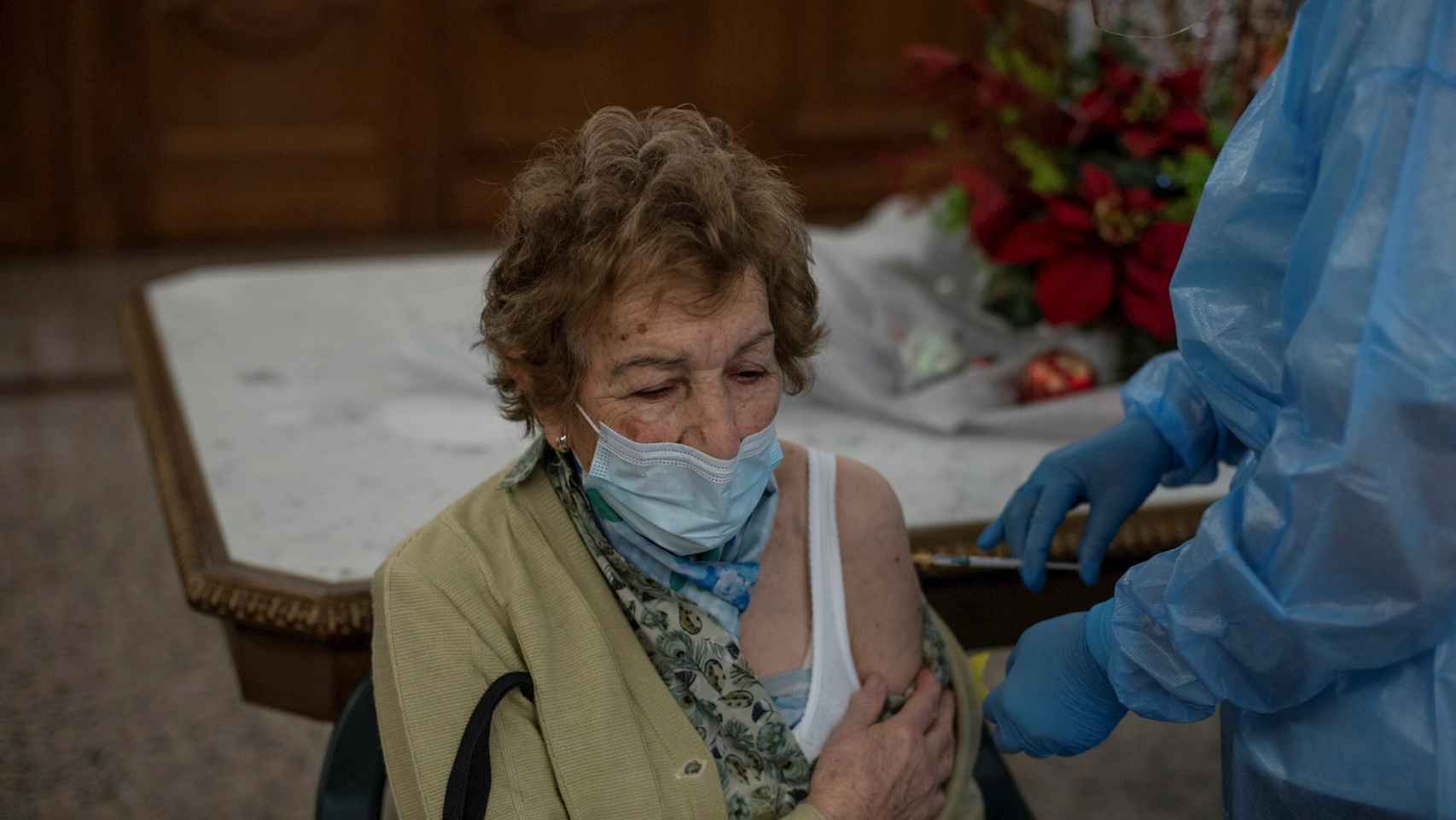 Una residente es vacunada contra el coronavirus en el interior de la Residencia San José, gestionada por las Hermanitas de los Ancianos Desamparados durante la continuación de la campaña de vacunación en Galicia.