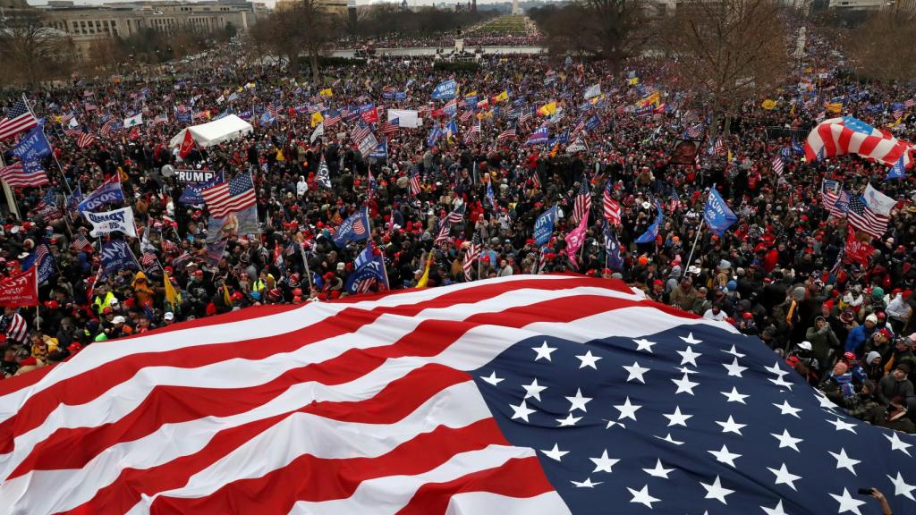 Cientos de personas a las puertas del Capitolio de Estados Unidos.