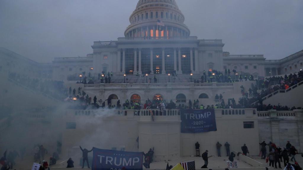 Capitolio de Estados Unidos siendo asaltado