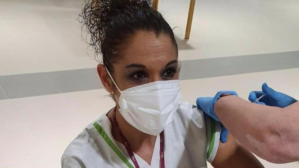 Trabajadora de la residencia Domus Vi de Carballo (A Coruña) al recibir la vacuna contra la Covid-19.