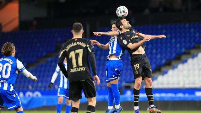 Manu Mosquera luchando por un balón aéreo.