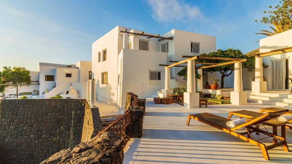 La vivienda está conformada por la fusión de tres casas del área de la costa volcánica.