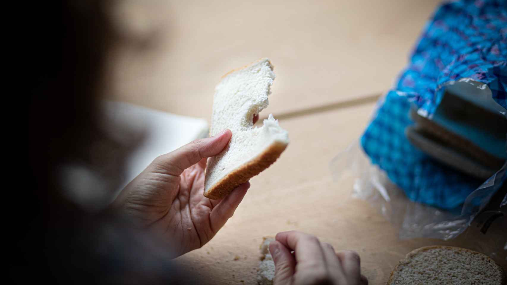 Rocío come el pan de molde blanco de Lidl y lo degusta de cara a la valoración.