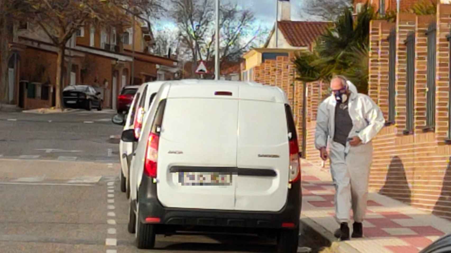 Una furgoneta blanca a las puerta de una residencia de mayores, en Illescas (Toledo).