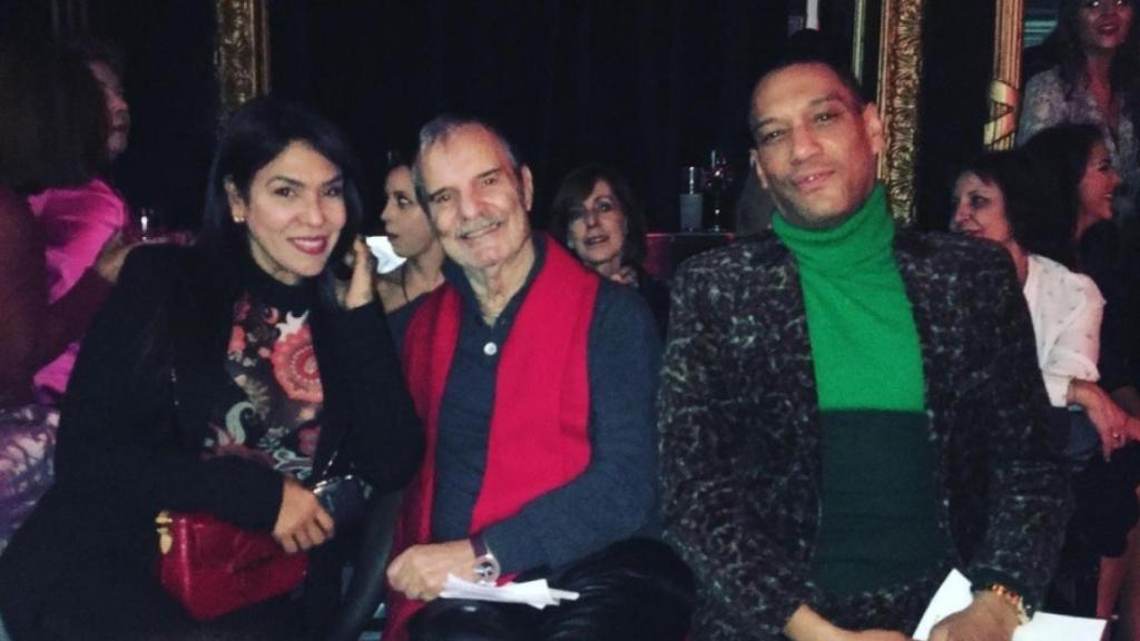 Jesús Mariñas y Elio Valderrama con un amigo en un desfile.