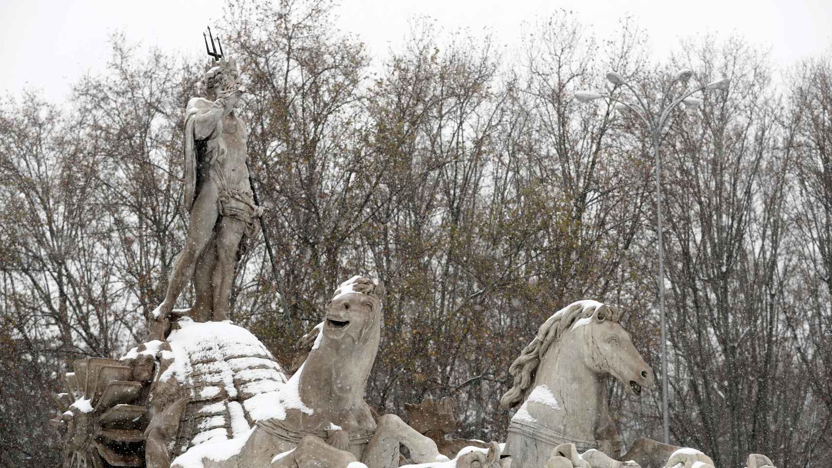 Nieve en el monumento a Neptuno de Madrid.