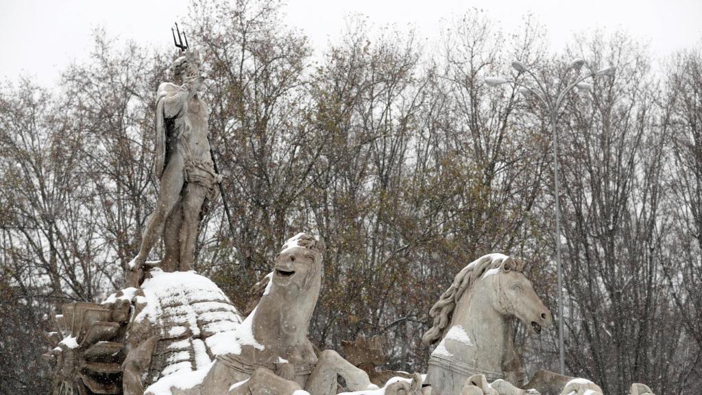 Nieve en el monumento a Neptuno de Madrid.