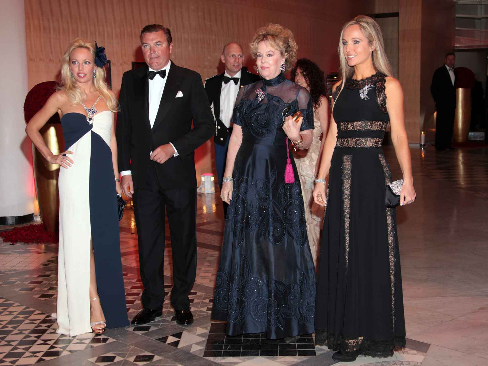 Camilla junto a su madre, su hermana Cristiana y Carlos de Borbón Dos Sicilias en 2010.