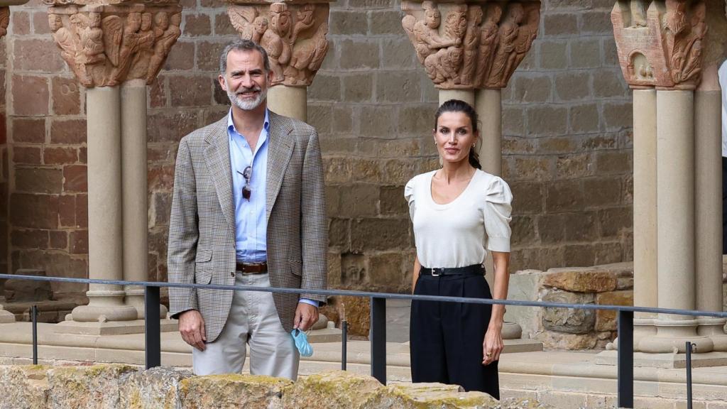 Felipe, junto a Letizia, que en julio estrenó este jersey de Massimo Dutti.