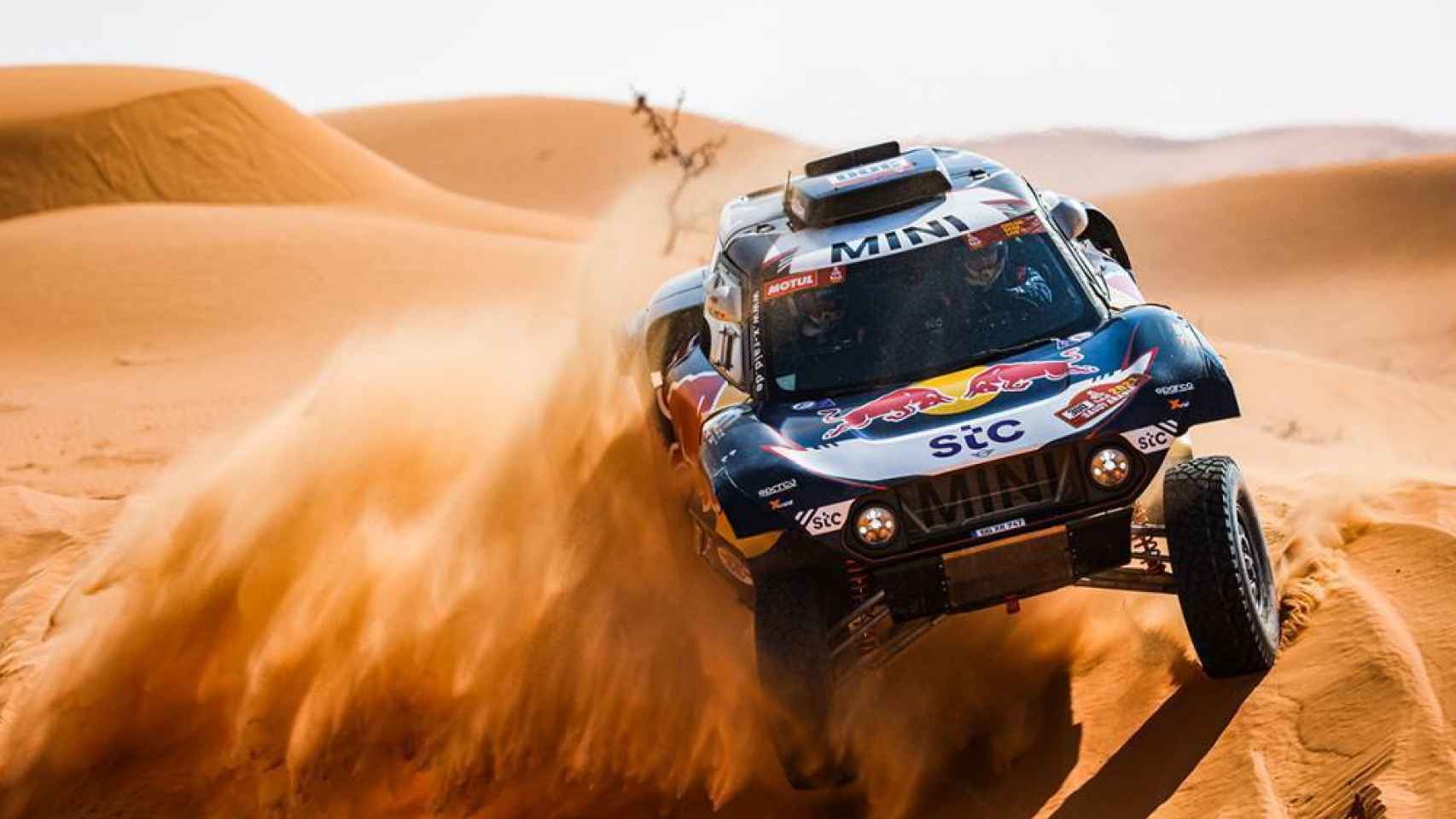 Carlos Sainz baja una duna en el Rally Dakar 2021