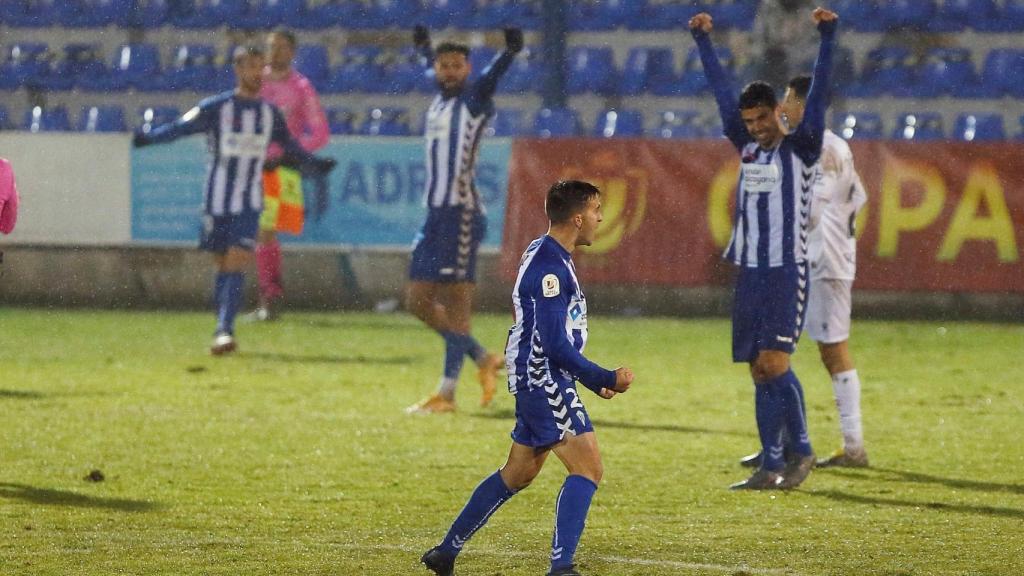 El Alcoyano celebra su victoria ante el Huesca