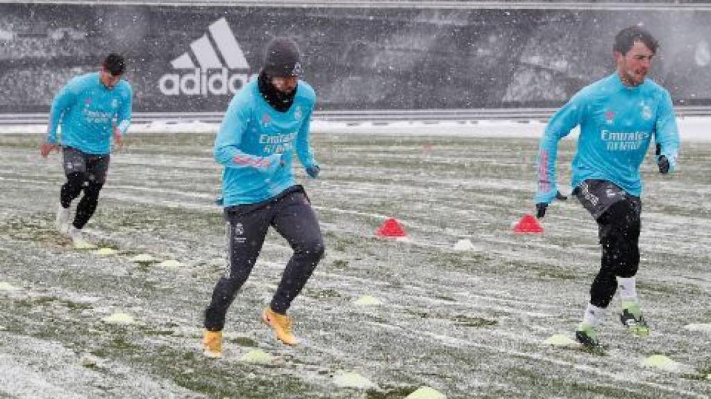 Eden Hazard y Álvaro Odriozola, durante un entrenamiento del Real Madrid