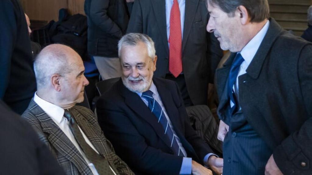 Los expresidentes de la Junta, Manuel Chaves y José Antonio Griñán, y el ex director general de Trabajo, Javier Guerrero.