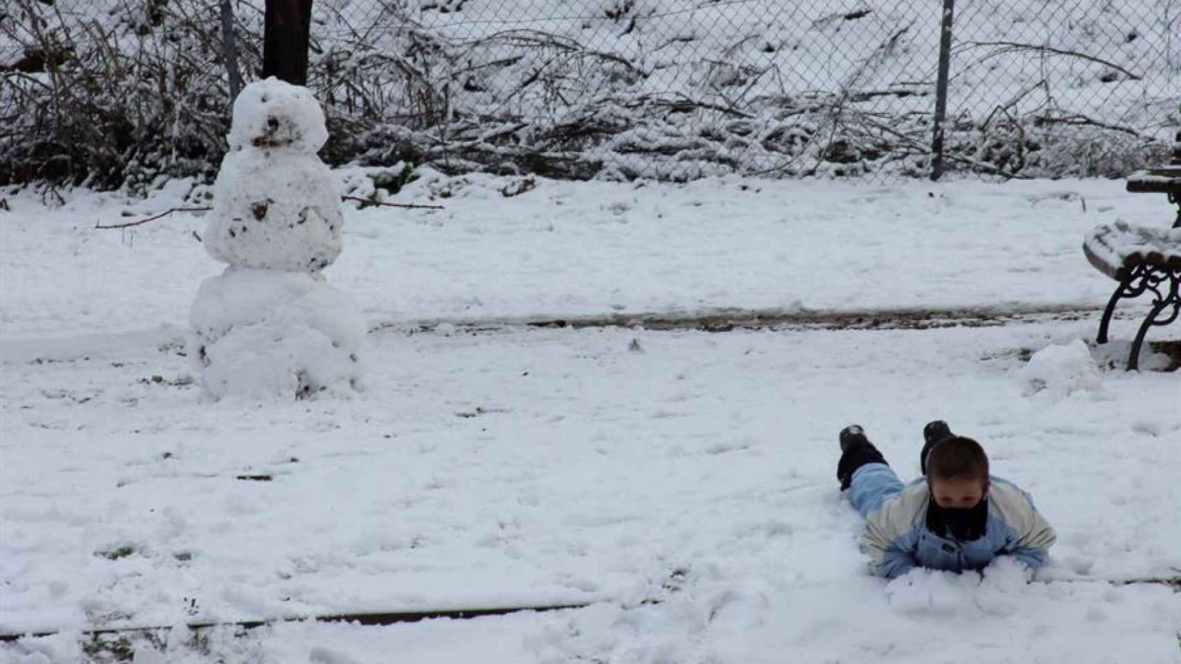 Un niño juega con la nieve en Madrid este jueves. Efe